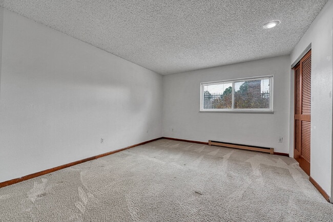 Building Photo - $1,395.95, 1 bed, 1 bath garden level Condo with Washer/Dryer