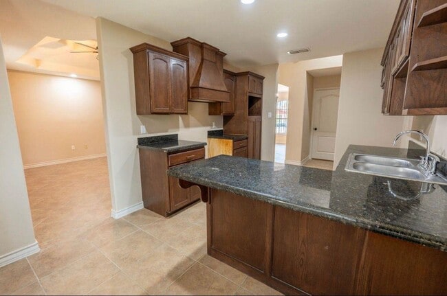 Building Photo - 204 N Espana Dr