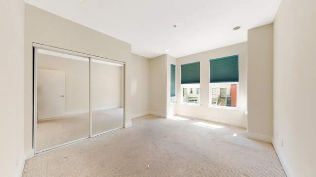 Building Photo - 2 bedroom 1 bathroom with Garage Parking