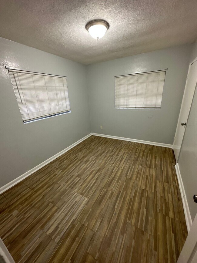 Building Photo - 2845/2847 W 6th St.