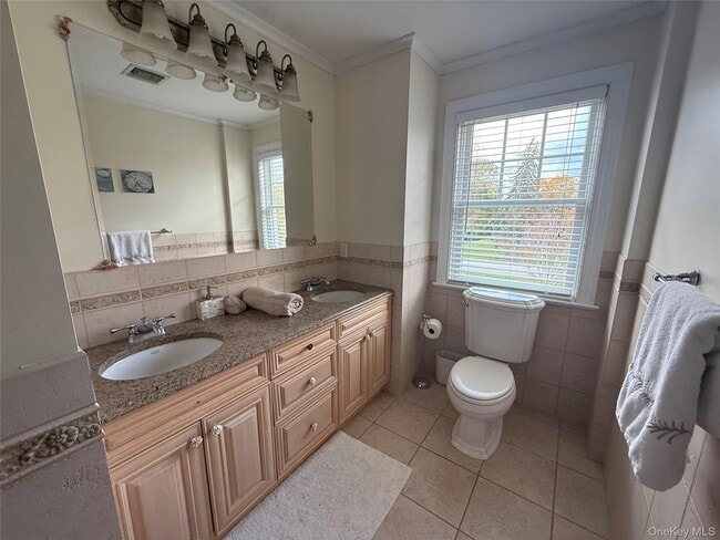 Building Photo - 2465 Fairway Dr