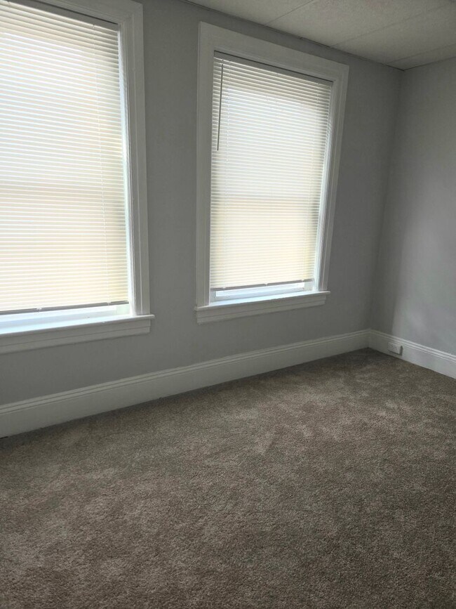 Building Photo - 315 E Morton St