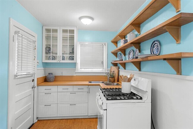 Building Photo - 2108 Rountree Dr