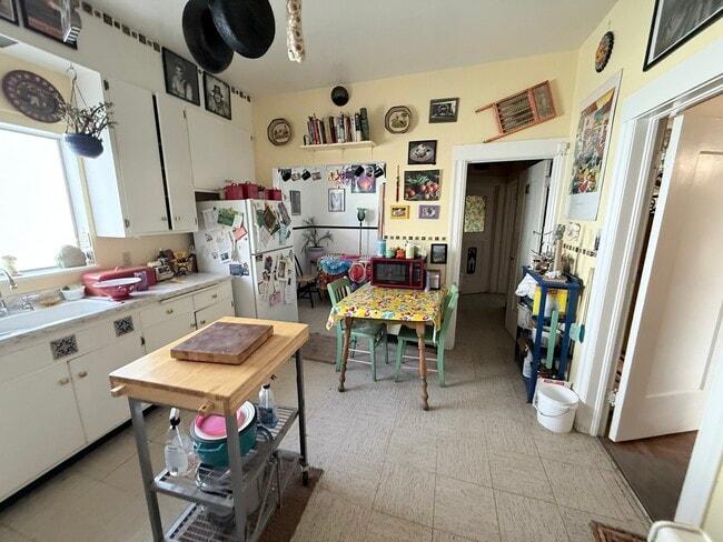 Building Photo - 700 Apgar St