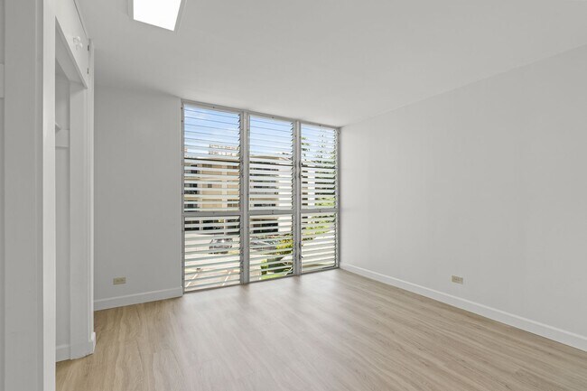 Building Photo - The Barclay 2bd/2ba/1pkg