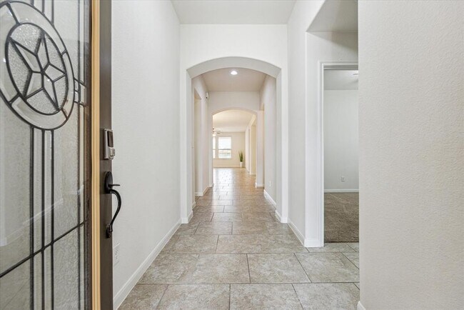 Building Photo - 6805 Leonardo Dr