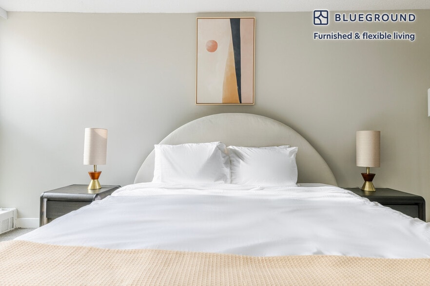 Building Photo - 5600 N Sheridan Rd