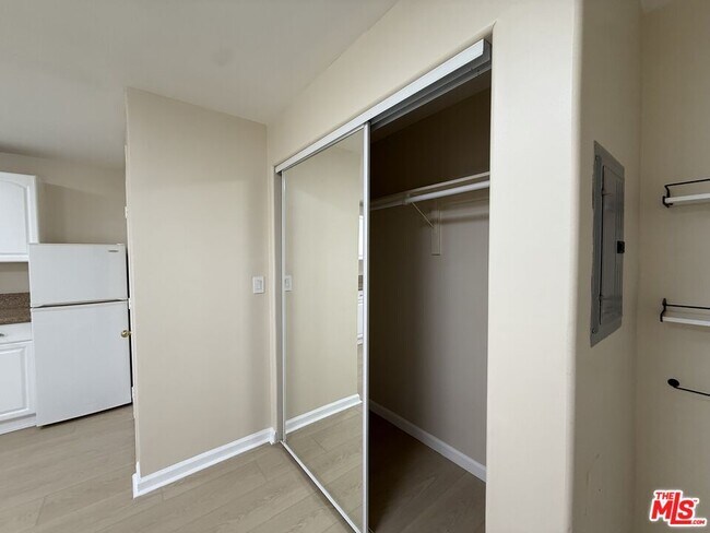 Building Photo - 364 N San Vicente Blvd