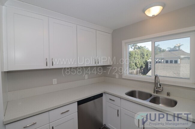 Building Photo - 2 bed 2 bath Remodeled Duplex