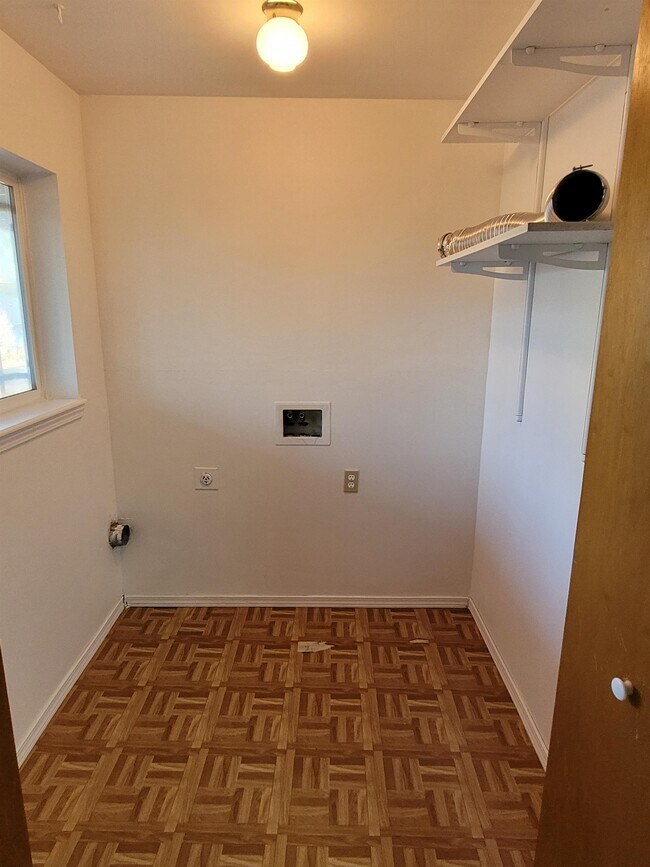 Building Photo - 480 N Limit St