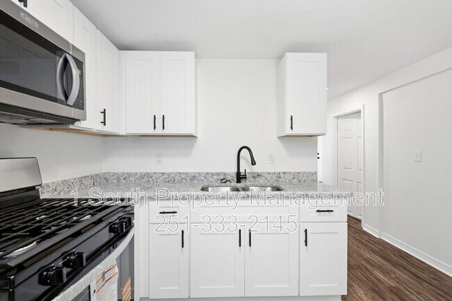 Building Photo - 377 Tuttle Ave