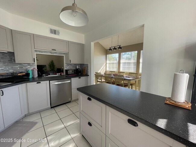 Building Photo - 4890 Lake Waterford Way W