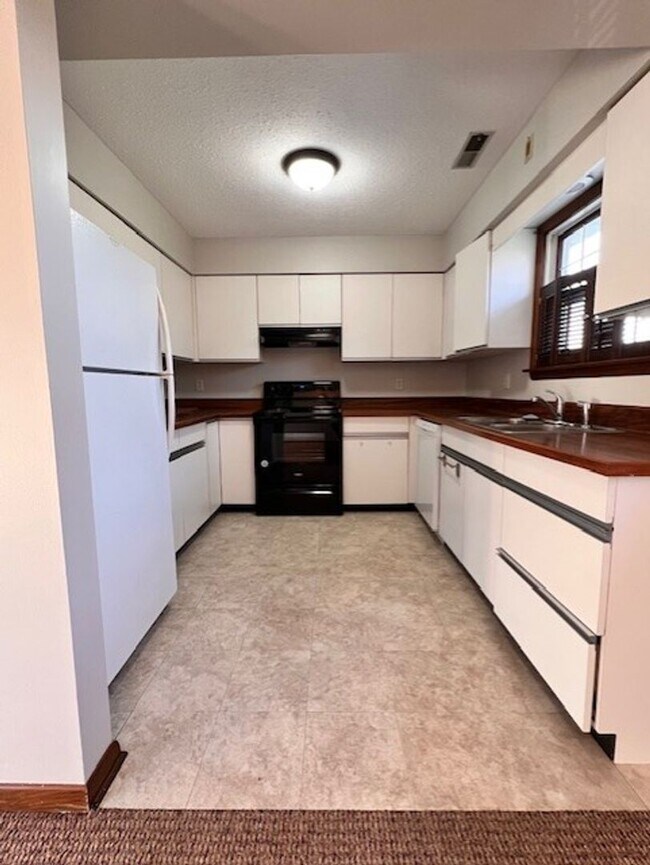 Building Photo - 4273 W Lake Rd