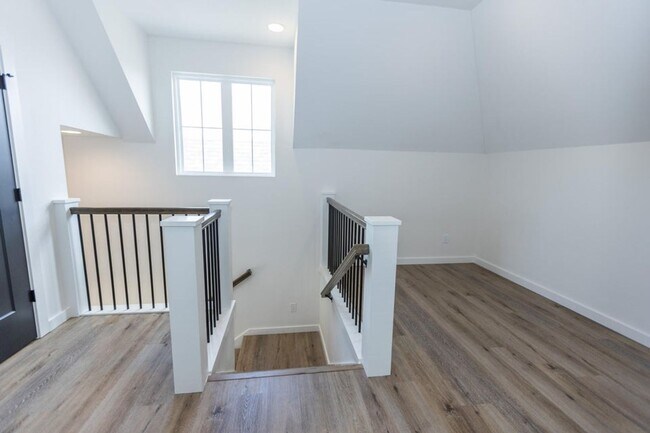 Building Photo - Executive Property located in Republic with a "furnished option" Don't miss this showstopper!!