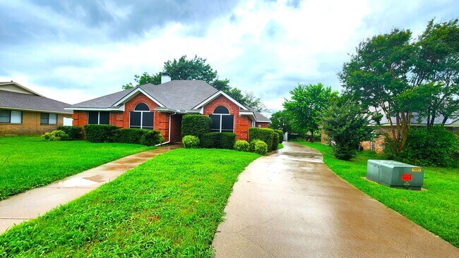 Building Photo - 3817 Yellowstone Pl