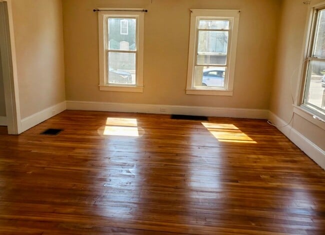 Building Photo - Newly Remodeled City 3-Bedroom Single Family Home