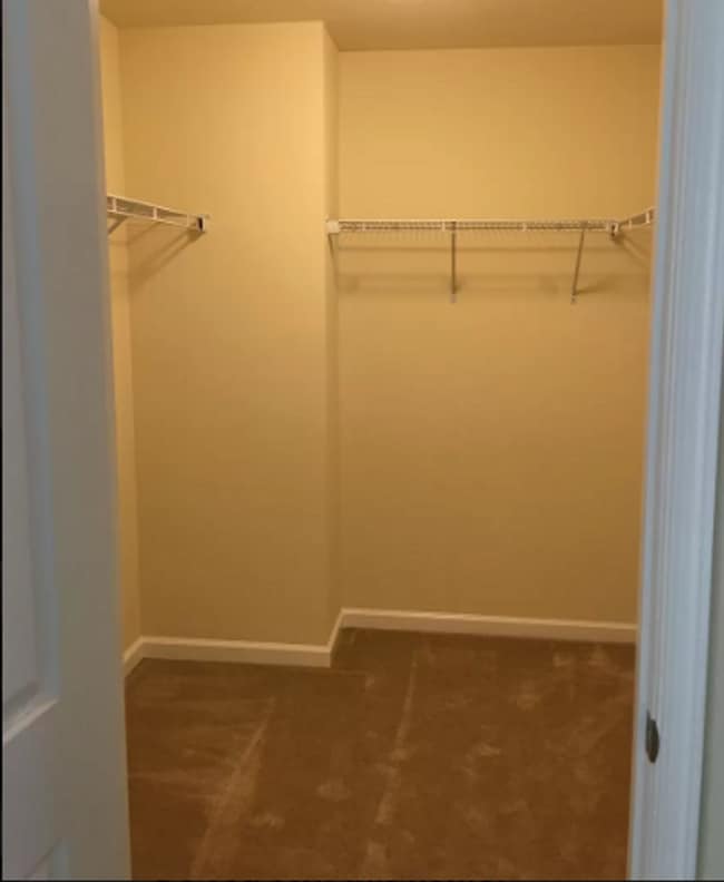 Building Photo - Gorgeous 3 BD/ 2.5 BA Townhouse Available ...