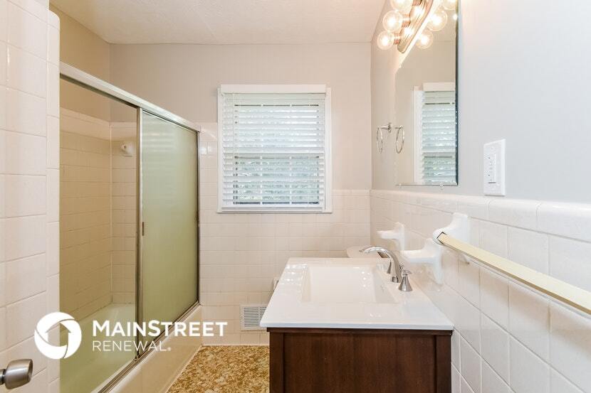 Building Photo - 5613 Woodland Dr