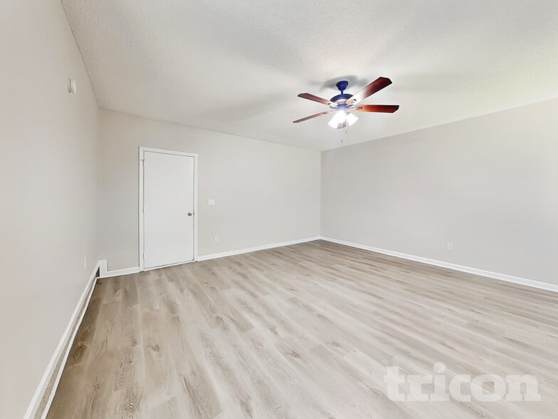 Building Photo - 2135 Mulberry Ln