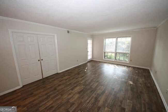 Building Photo - 6851 Roswell Rd