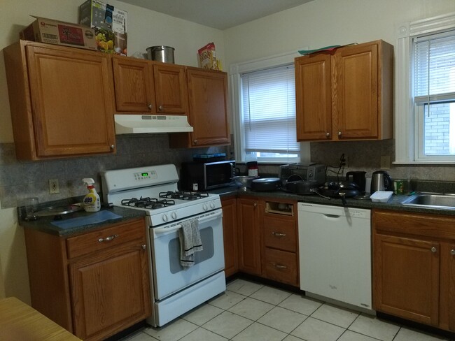 Kitchen Gas Stove & Oven - 42 Bromfield Rd