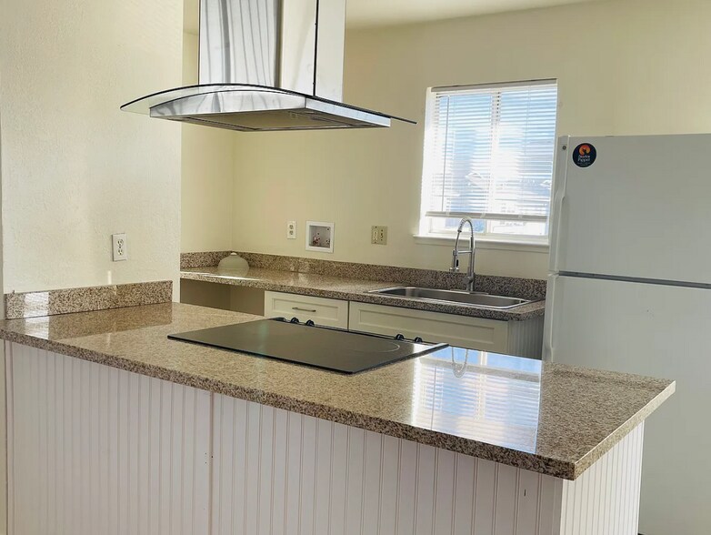 Building Photo - 4432 La Cresta Way