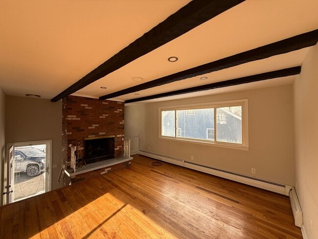 Building Photo - Newly Renovated 4 Bed 2 Bath Single Family Home available NOW!