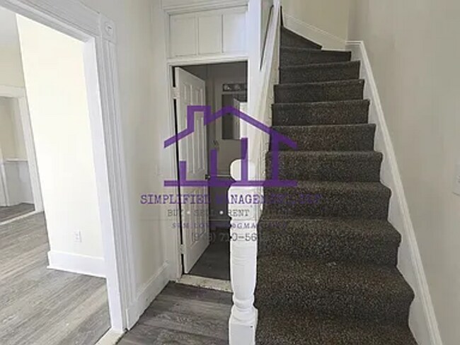 Building Photo - 5-Bedroom, 1-bathroom Unit available in Dover, NH!