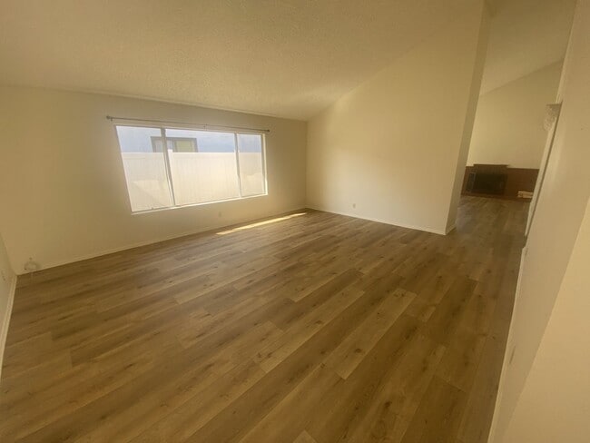 Building Photo - Mission Oaks Home