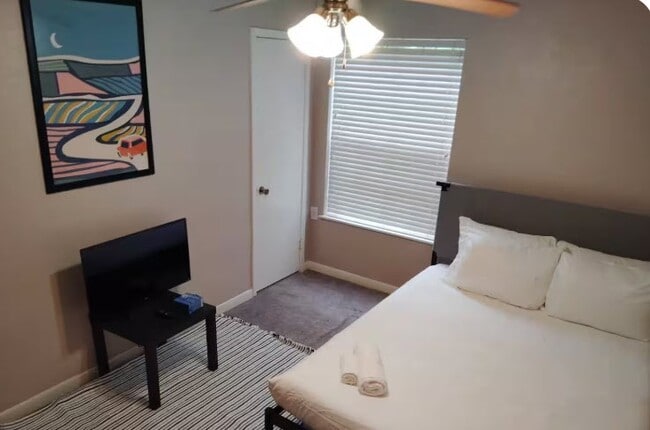 Building Photo - 2116 Godfrey St