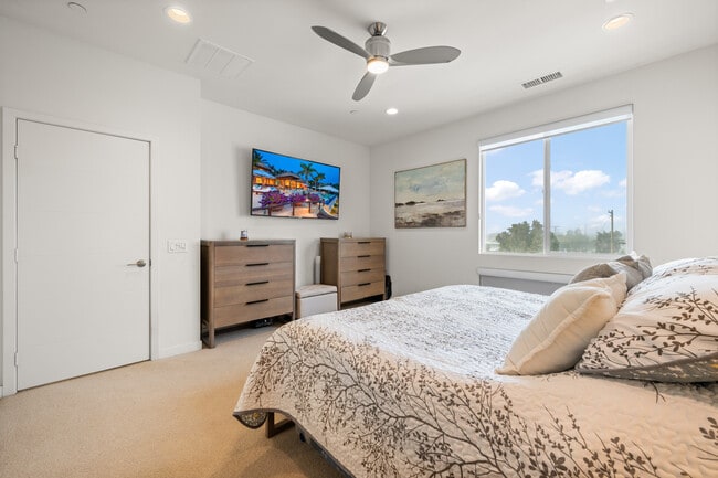 Building Photo - 1068 Hampton Dr