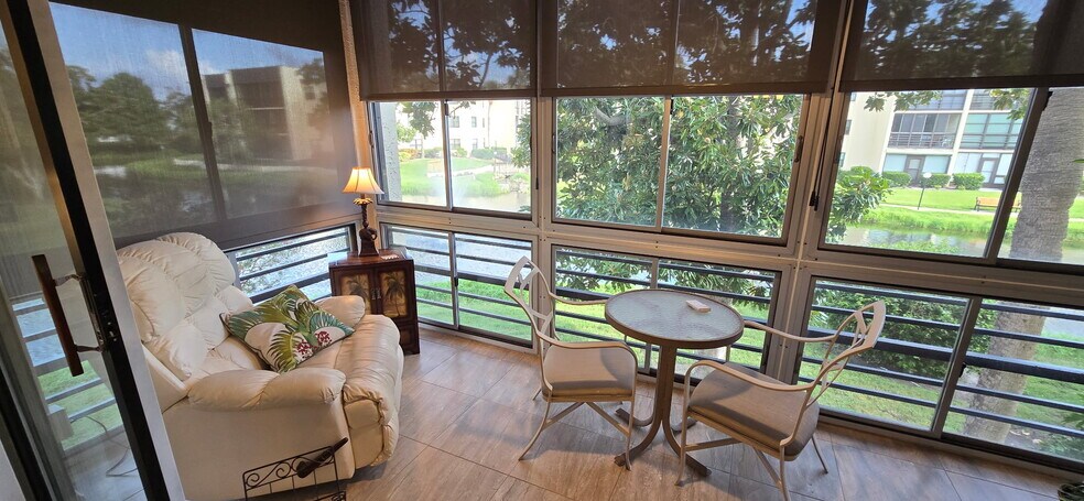 Electric lanai screens - 14255 Rosemary Ln