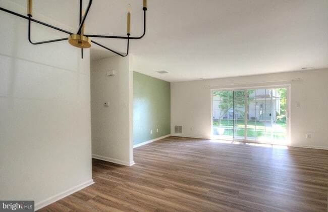 Building Photo - 1301 Hawthorne Ct