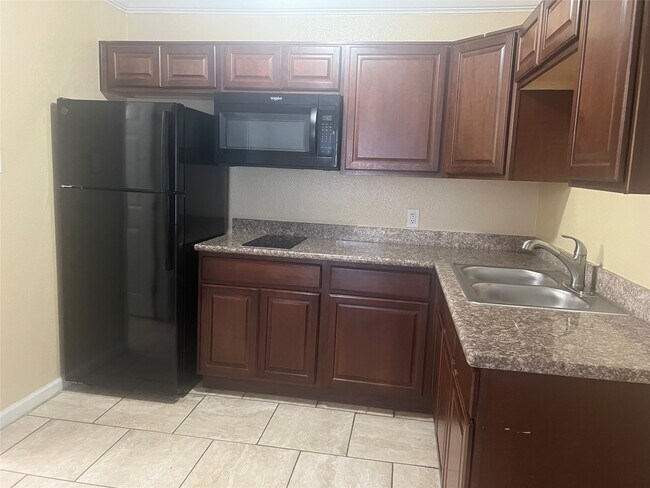 Building Photo - 10110 Westview Dr