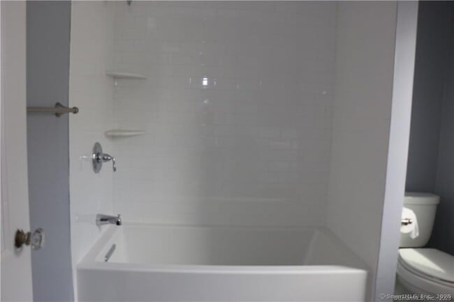 Building Photo - 41 Colonial Rd