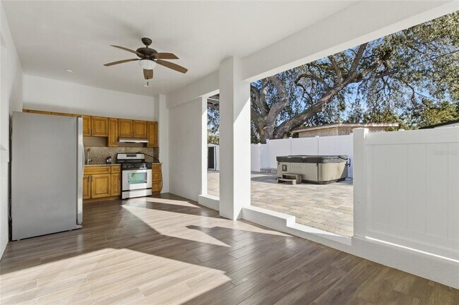 Building Photo - 810 W Whatley Pl