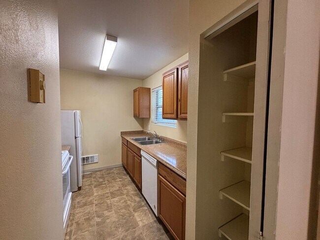 Building Photo - $200 Off First Month - Charming Ground-Level Apartment in the Heart of Fort Collins