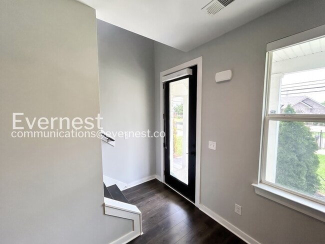 Building Photo - 2-Bed/2.5Bath Town Home/Pet Friendly/Available Soon!