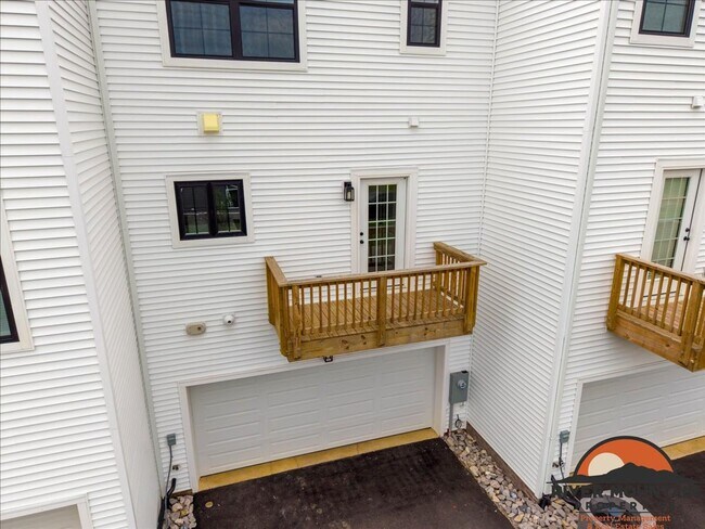 Building Photo - Charming Townhome with Garage and Bonus Room