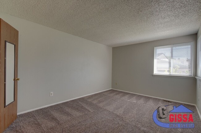Building Photo - Cute townhome with 2 bedrooms - 1 1/2 bath...