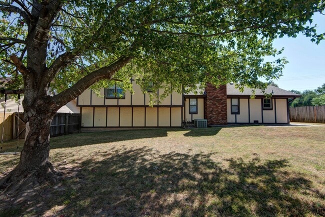 Building Photo - 3839 N Stewart Ave