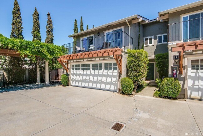 Primary Photo - 542 Brewster Ave