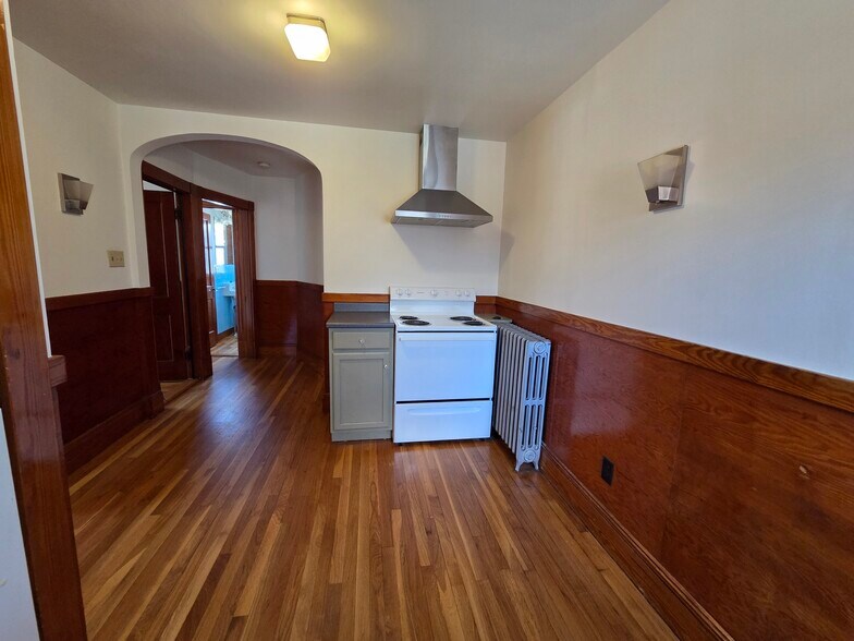 Building Photo - 12 Maple St