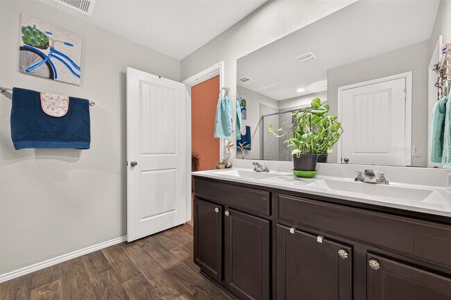 Building Photo - 811 Petunia Falls Ln