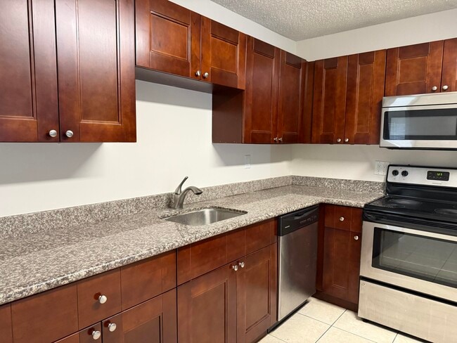Building Photo - 1370 Birkdale Dr
