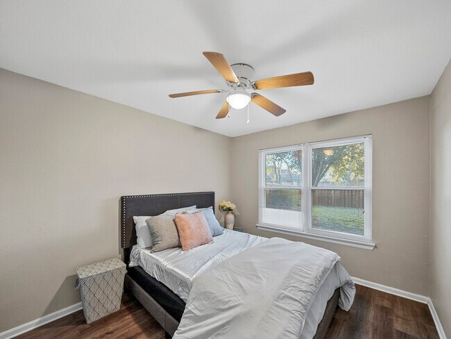 Building Photo - 2301 Summit Dr