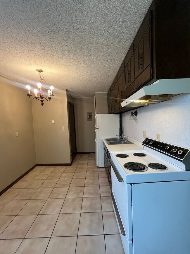 Building Photo - Main Floor Studio in St. Paul - Great Location