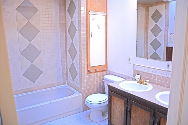Building Photo - Detached Rental Property