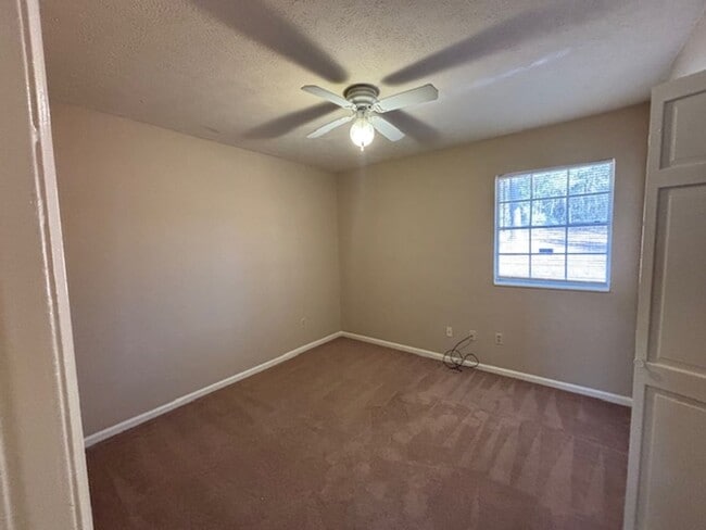 Building Photo - 2 bedroom 1 bath duplex unit off St Marys Road