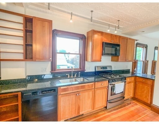 Building Photo - 37 Sargent St